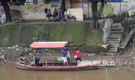 Warga menyeberangi Sungai Ciliwung dengan menggunakan perahu di kawasan Manggarai, Jakarta, Selasa (16/2).  (Republika/Yasin Habibi)