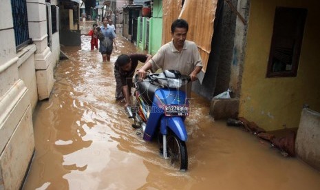  Warga menyelamatkan sepeda motor saat banjir melanda kawasan rumah di jalan H. Rohimin, Pesanggrahan, Jakarta Selatan, Rabu (13/11).   (Republika/Yasin Habibi)