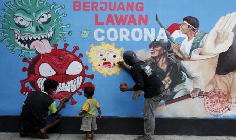 Warga menyelesaikan mural bertema Berjuang Lawan Corona saat kerja bakti bersih lingkungan di Kampung Sewu Solo, Jawa Tengah.