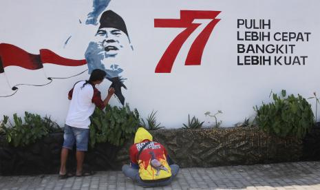 Warga menyelesaikan mural bertema HUT ke-77 RI saat kerja bakti bersih lingkungan di Tipes, Solo, Jawa Tengah, Selasa (9/8/2022). Selain menyambut HUT Kemerdekaan ke-77 Republik Indonesia, mural tersebut dibuat warga setempat untuk memperindah kampung setempat dan ajakan meneladani perjuangan para pahlawan Indonesia.