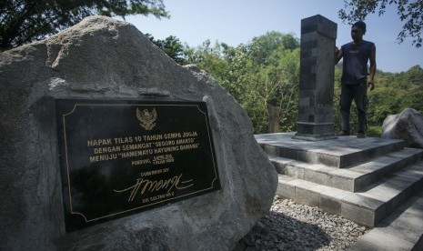 Warga menyelesaikan pembangunan monumen pusat gempa di Dusun Potrobayan, Pundong, Bantul, DI Yogyakarta, Rabu (25/5). 