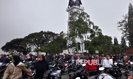 (Ilustrasi) Warga menyemut di kawasan Jam Gadang, salah satu pusat keramaian di Bukittinggi, Sumatra Barat, diharapkan steril dari alat peraga kampanye (APK) pada masa tenang jelang hari H pemilu 2019