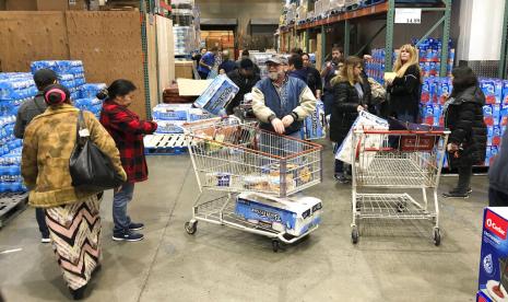 Warga menyerbu kebutuhan pokok di sebuah supermarket di Tacoma, Washington, Amerika Serikat, Sabtu (7/3). Warga menyerbut kebutuhan pokok, terutama tisu toilet di tengah penyebaran corona di AS.(AP Photo/Ted S. Warren)