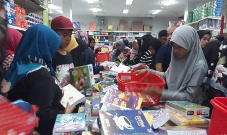 Warga menyerbu toko buku di Jalan Ahmad Yani Kota Sukabumi sehari menjelang masuk sekolah, Ahad (14/7).