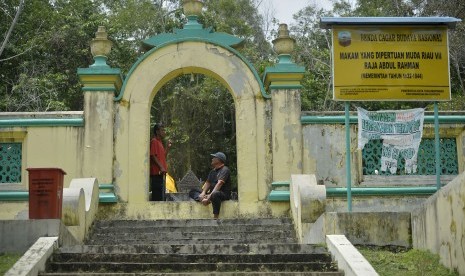 Warga menziarahi makam Raja Abdurrahman di Pulau Penyengat, Kepulauan Riau, Rabu (24/2) 