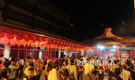 Warga merayakan Tahun Baru Imlek di Vihara Dharma Bakti, Petak Sembilan, Jakarta, Sabtu (28/1) dinihari. 