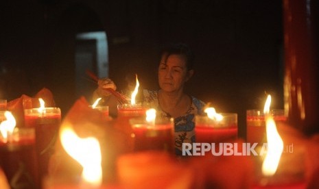 Warga merayakan Tahun Baru Imlek di Vihara Dharma Bakti, Petak Sembilan, Jakarta, Sabtu (28/1) dinihari.