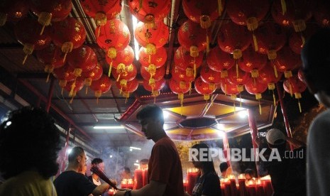 Warga merayakan Tahun Baru Imlek di Vihara Dharma Bakti, Petak Sembilan, Jakarta, Sabtu (28/1) dinihari.