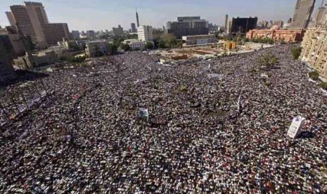 Warga Mesir bertahan di Tahrir Square menuntut Militer serahkan kekuasaan kepada Presiden terpilih Muhammed Mursi