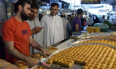 Warga Mosil menyiapkan hidangan iftar