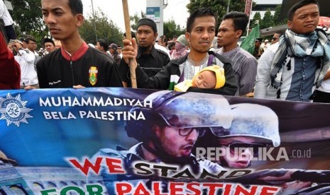 Warga Muhammadiyah Kota Semarang menggelar aksi Bela Palestina di bundaran Jalan Pahlawan Semarang, Jawa Tengah, Ahad (17/12).