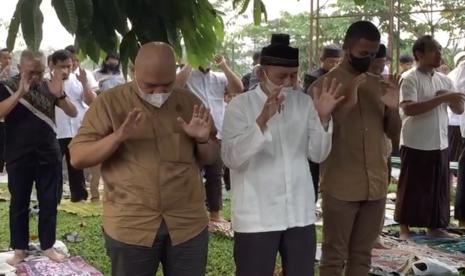 Warga Muhammadiyah menggelar Sholat Idul Fitri 1444 H di lapangan sepak bola Al-Azhar Grand Depok City.