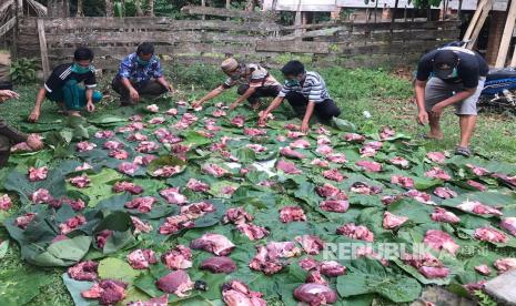 Warga Musi Banyuasin menggunakan anyaman daun kelapa sma bambu dalam mengemas dagin qurban tahun ini. Hal ini sesuai dengan instruksi Bupati Muba dalam mengurangi penggunaan kantong plastik untuk distribusi daging qurban. 