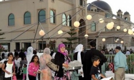 Warga Muslim dan Kristen berkumpul dalam acara buka puasa bersama di Islamic Center San Gabriel Valley, Rowland Heights, Amerika Serikat, Sabtu (20/8).