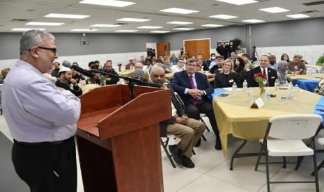 Warga Muslim dan pengunjung Islamic Center of Wheaton di kota Wheaton, salah satu bagian Illinois, AS berkumpul bersama menyambut iftar atau berbuka puasa sekaligus menikmati santap malam dalam kebersamaan. 200 Orang Hadiri Jamuan Iftar Lintas Agama di Illinois