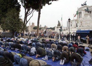 Warga Muslim di Italia shalat Jumat di Piazza Venezia, Jumat (22/4). Mereka meminta pemerintah Italia menjamin kemerdekaan beragama dan beribadah bagi Muslim jelang Paskah. 