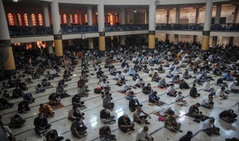 Warga muslim duduk menunggu untuk menunaikan Shalat Jumat berjamaah di Masjid Raya Bandung, Jawa Barat, Jumat (11/3/2022). Majelis Ulama Indonesia (MUI) kembali memperbolehkan shalat Jumat, salat Tarawih dan shalat Ied dengan saf rapat di masjid dengan pertimbangan pemerintah sudah mencabut berbagai aturan protokol COVID-19.