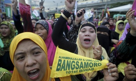  Warga muslim Filipina bergembira usai mendengar kabar kesepakatan damai antara pemimpin Moro dan pemerintah Filipina di Manila, Kamis (27/3).