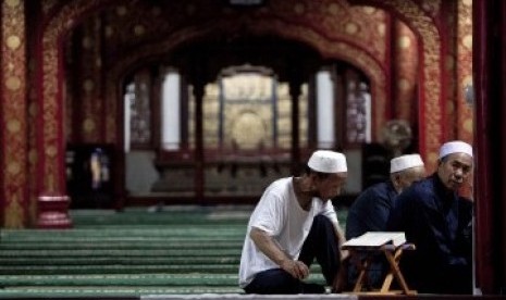 Warga Muslim Hui Cina mengisi waktu dengan membaca Alquran di Masjid Niujie, Beijing