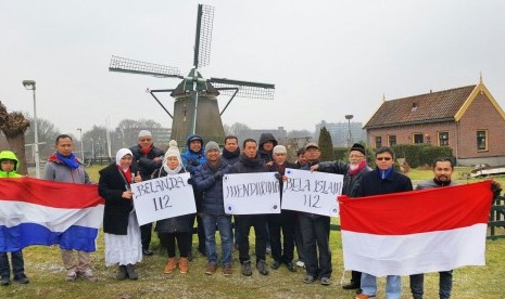 Warga Muslim Indonesia di Belanda menggelar Aksi Belanda 112 di depan Molen de Vlieger, Den Haag, Belanda, Jumat (10/2/1017) dalam rangka mendukung Aksi Damai 112 di Masjid Istiqlal, Sabtu (11/2/2017).