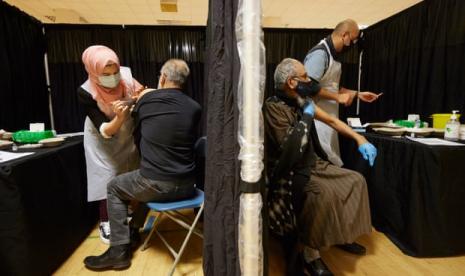 Organisasi Muslim Inggris Tawarkan Vaksinasi Usai Berbuka. Warga Muslim lansia menerima vaksinasi Covid-19 di klinik pop-up (sementara) di Masjid London Timur di Inggris, Sabtu (6/2).