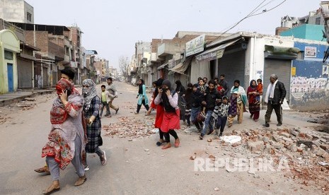 Warga muslim meninggalkan lingkungan rumahnya yang mayoritas warga Hindu pascabentrok massa pendukung dan penentang UU Kewarganegaraan India berujung rusuh di New Delhi, India.