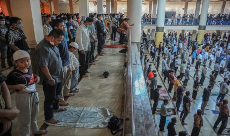 Warga muslim menunaikan Shalat Jumat berjamaah di Masjid Raya Bandung, Jawa Barat, Jumat (11/3/2022). Majelis Ulama Indonesia (MUI) kembali memperbolehkan shalat Jumat, salat Tarawih dan shalat Ied dengan saf rapat di masjid dengan pertimbangan pemerintah sudah mencabut berbagai aturan protokol COVID-19. 