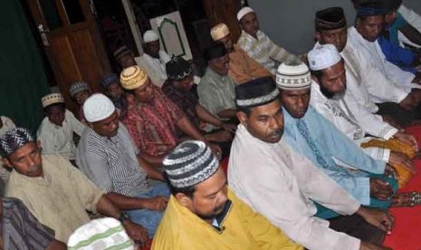  Warga muslim Papua melaksanakan shalat berjamaah di Masjid Al-Haq, Pomako, Distrik Mimika Timur, Timika, Papua.