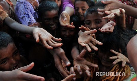 Warga muslim rohingya menunggu penyaluran bantuan berupa paket makanan di Kamp Pengungsi Rohingya di Propinsi Sittwe, Myanmar.