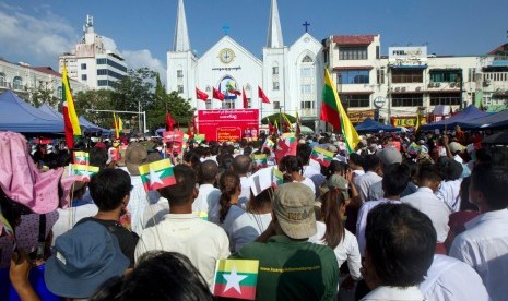 Warga Myanmar menghadiri acara yang mendukung militer negara dan pegawai pemerintah di Yangon, Myanmar, 29 Oktober 2017. Tentara Myanmar menikmati lonjakan popularitas di tengah isu Rohingya.