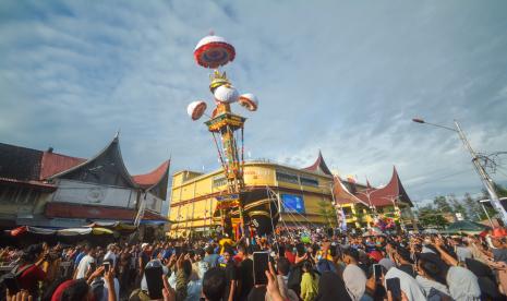 Warga Nagari Pasa menarik Tabuik saat prosesi Tabuik Naik Pangkek, di Pariaman, Sumatera Barat, Ahad (14/08/2022). Realisasi investasi di Kota Pariaman, Sumatra Barat Sumbar), pada 2022 mencapai Rp 44,1 miliar.