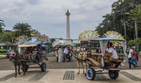 Warga naik delman di kawasan luar Monumen Nasional (Monas), Jakarta, Selasa (3/5/2022). Memperingati HUT ke-495 DKI Jakarta, Pemprov menggelar Jakarta Hajatan selama sebulan penuh.