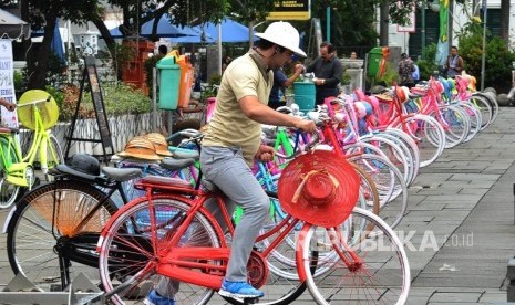 Warga Negara Asing menaiki sepeda onthel saat mengunjungi kawasan wisata Kota Tua, Jakarta, Rabu (12\10).