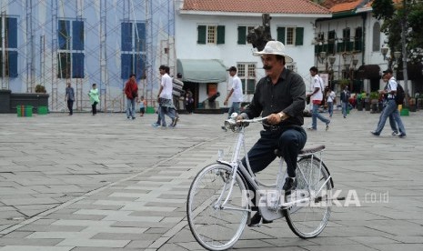 Warga Negara Asing menaiki sepeda onthel saat mengunjungi kawasan wisata Kota Tua, Jakarta, Rabu (12\10). 