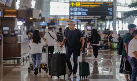 Warga negara asing (WNA) berjalan di Terminal 3 Bandara Internasional Soekarno-Hatta, Tangerang, Banten. Pemerintah telah menghapus kewajiban melampirkan bukti kepemilikan asuransi bagi warga negara asing (WNA) yang hendak ke Indonesia. Hal itu diikuti dengan penerbitan adendum dalam Surat Edaran Satuan Tugas Penanganan Covid-19 Nomor 19 Tahun 2022 tentang Pelaku Perjalanan Luar Negeri.