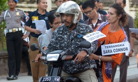 Warga negara Australia yang juga tersangka pembunuhan polisi, Sara Cannor naik ojek saat rekonstruksi di Pantai Legian, Bali, Rabu (31/8). 