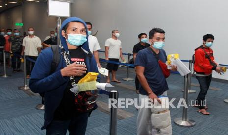 Warga Negara Indonesia (WNI) antre untuk melakukan validasi surat bebas COVID-19 setibanya dari Malaysia, di Terminal 3 Bandara Soekarno Hatta, Tangerang, Banten, Sabtu (7/11/2020). Pemerintah Malaysia mendeportasi 502 WNI karena melebihi ijin tinggal (over stay) dan melakukan tindakan kriminal. 