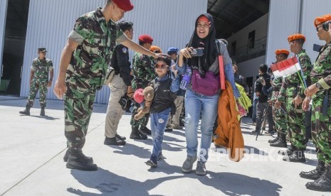 Warga Negara Indonesia (WNI) yang dievakuasi dari Wuhan, Provinsi Hubei, China berjalan menuju pesawat udara usai menjalani masa observasi di Hanggar Pangkalan Udara TNI AU Raden Sadjad, Ranai, Natuna, Kepulauan Riau, Sabtu (15/2/2020).