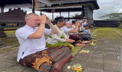 Warga negara Rusia, Yuri (tiga dari kiri) dan rekannya (paling kiri) mengikuti upacara pembersihan bersama Ni Luh Djelantik (kedua dari kiri).