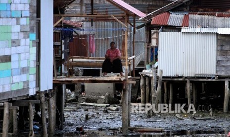 Warga nelayan berdiam di rumahnya di kawasan permukiman kumuh kota, Desa Pusong Lama, Lhokseumawe, Provinsi Aceh.