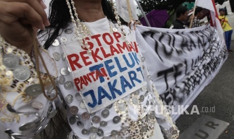 Warga nelayan pesisir Teluk Jakarta melakukan aksi di Silang Monas Utara, Jakarta, Senin (19/9).