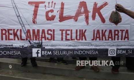 Warga nelayan pesisir Teluk Jakarta menunjukan ikan pari yang telah mati saat melakukan aksi di Silang Monas Utara, Jakarta, Senin (19/9).