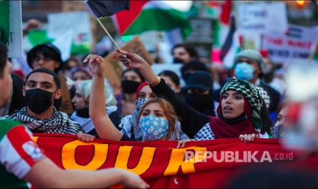 Warga New York turun ke jalan menggelar aksi dukungan untuk rakyat Palestina dari agresi Israel, New York, Sabtu (15/5) waktu setempat.