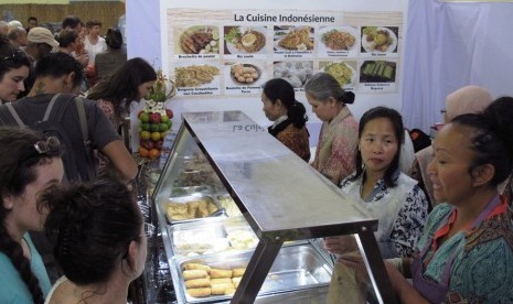 Warga Noumea, New Caledonia, menikmati stan kuliner Indonesia dalam pameran gastronomi.