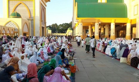 Warga NTB khususnya yang berada di Kota Mataram, memadati Masjid Hubbul Wathan, Kompleks Islamic Center NTB untuk menunaikan ibadah shalat Idul Adha pada Jumat (1/9) pagi. 