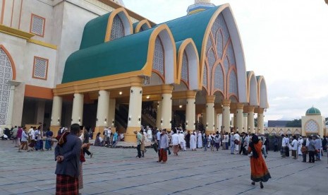 Warga NTB melakukan sholat Ied di Masjid Hubbul Wathan.