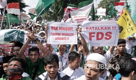 Unjuk rasa menolak penerapan program Lima Hari Sekolah atau Full Day School (FDS). Kementerian Pendidikan dan Kebudayaan menegaskan pendidikan penguatan karakter, yang segera terbit aturannya, berbeda dengan full day school (FDS) yang selama ini menuai penolakan.