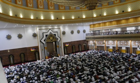 Warga Nusa Tenggara Barat (NTB) melaksanakan shalat tarawih berjamaah pertama di Masjid Hubbul Wathan di Kompleks Islamic Center NTB, Kota Mataram.