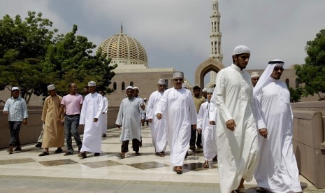 Warga Oman keluar dari Sultan Qaboos Grand Mosque usai melaksanakan salat Jumat