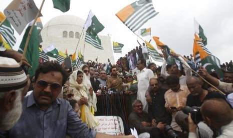 Warga Pakistan berdemonstrasi menunjukkan solidaritas terhadap Kashmir di mausoleum pendiri Pakistan Mohammad Ali Jinnah di Karachi, Pakistan, Jumat (30/8).